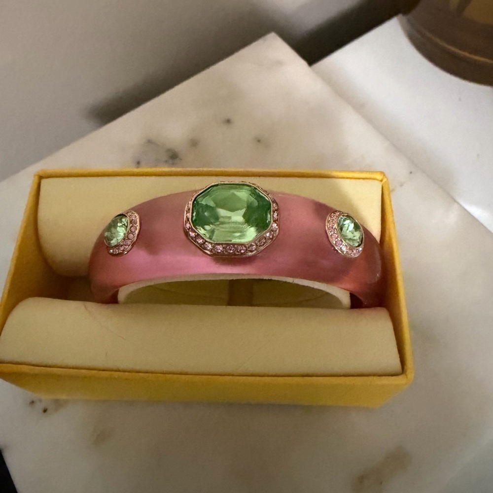 Swarovski Dulcis cuff
Mixed cuts, Multicolored, Gold-tone plated - Picture 8 of 12